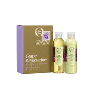 Σετ δώρου Grape & Nectarine της Fresh Line με αφρόλουτρο και γαλάκτωμα σώματος, δίπλα στη συσκευασία δώρου.
